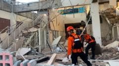 Endonezya'daki 7,7 büyüklüğündeki depremde en az 14 kişi hayatını kaybetti