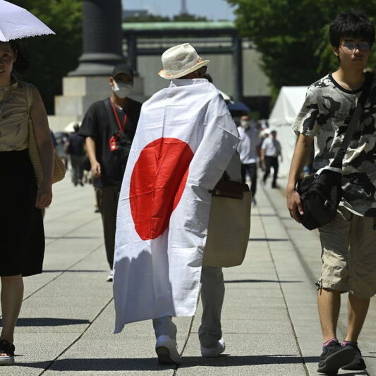 Japon Savunma Bakanı Yasukuni Tapınağı'nı Ziyaret Etti