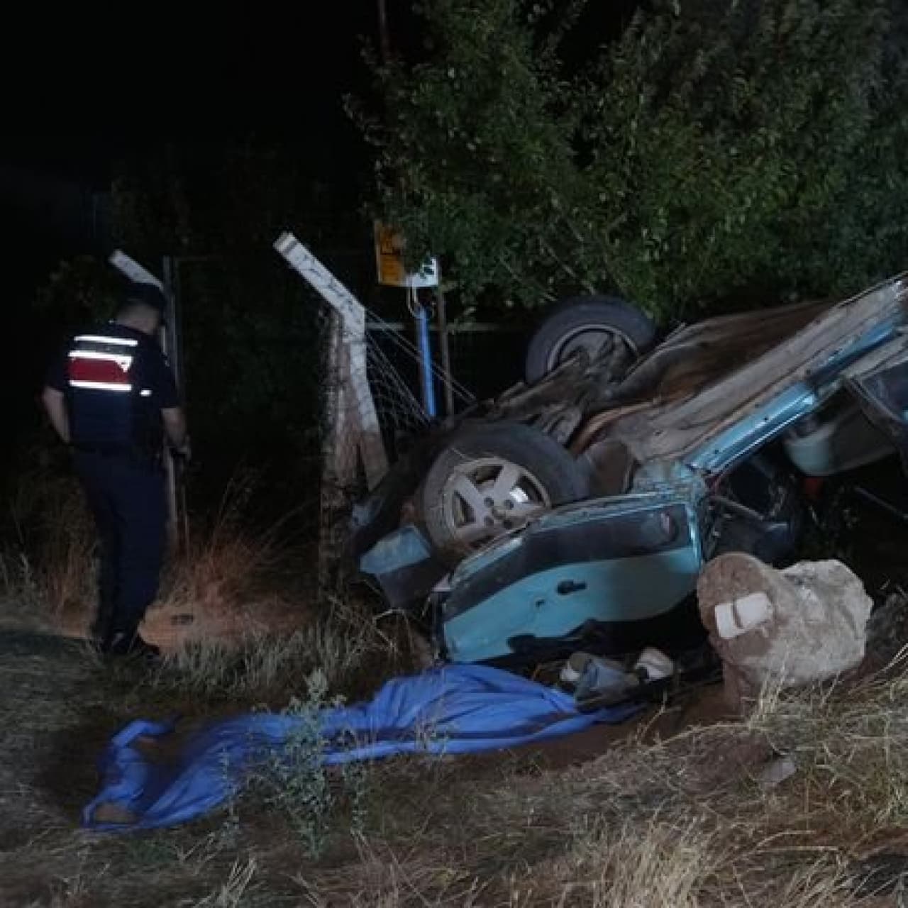 Otomobil devrildi: Genç kız öldü, 2 genç ağır yaralı