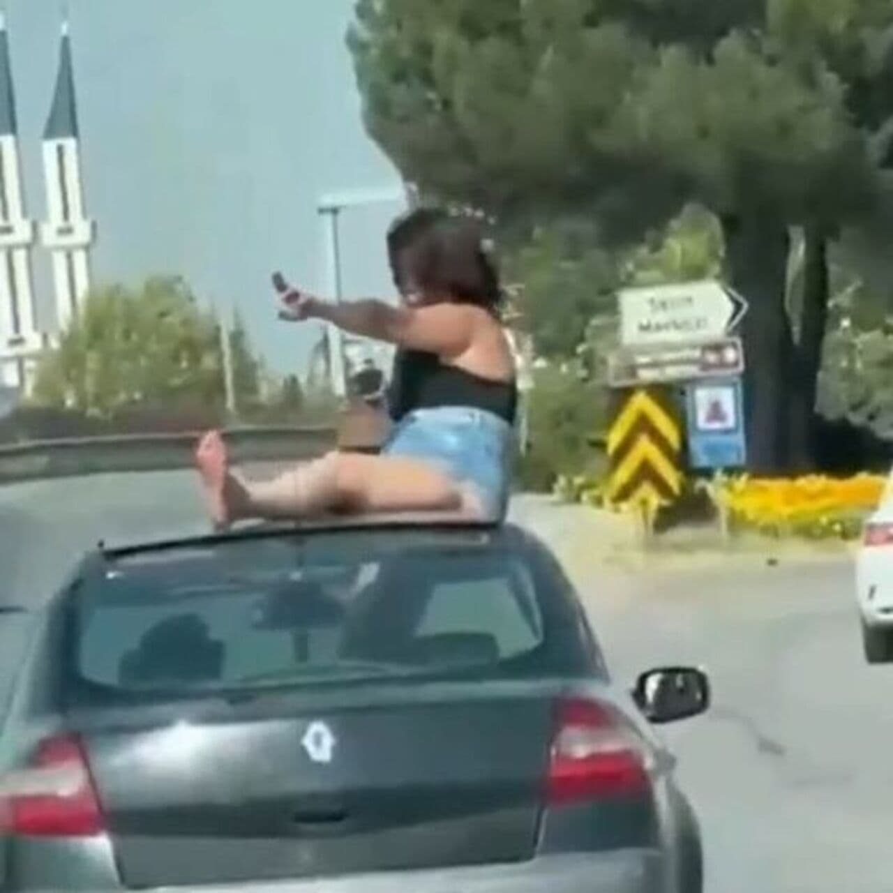 Kaputun üstüne çıkan kadın ve sürücüye gözaltı