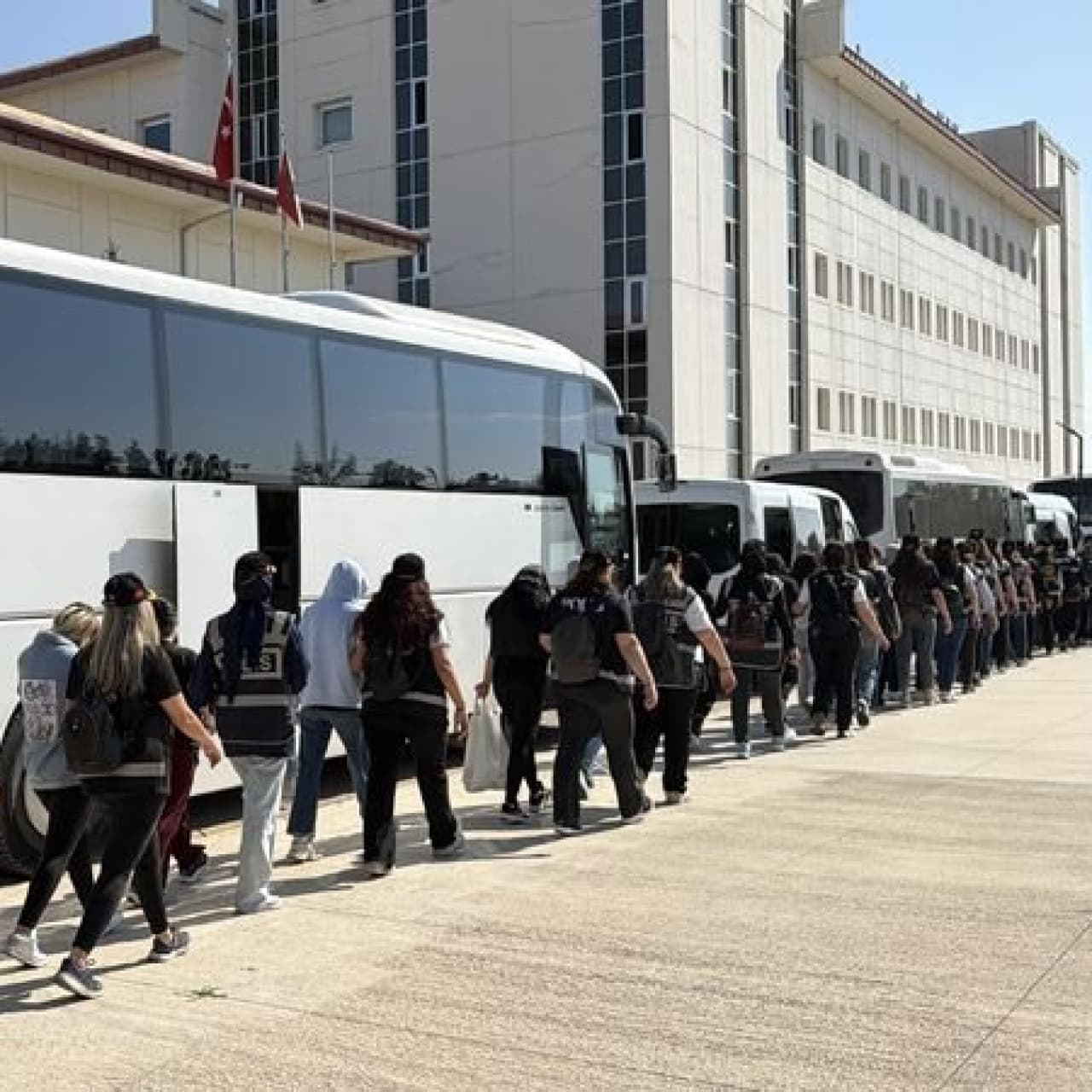 Modem Dolandırıcılığı Operasyonunda 53 Kişi Tutuklandı