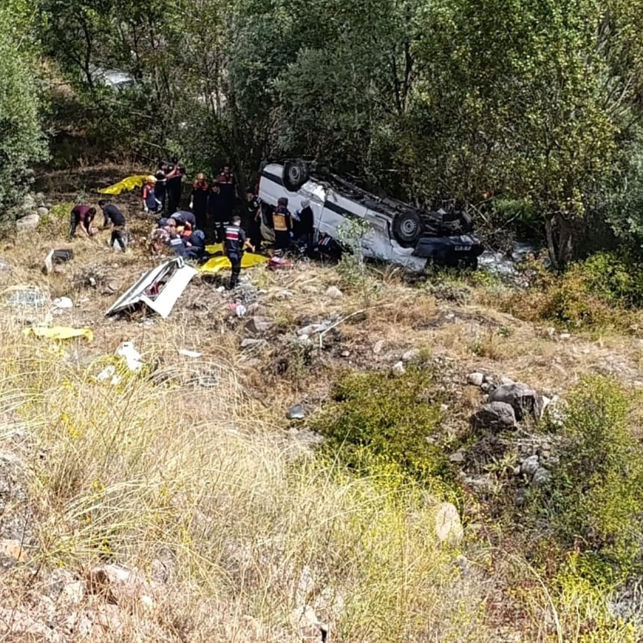 Sivas'ın Suşehri ilçesinde minibüs şarampole devrildi, 4 ölü 10 yaralı