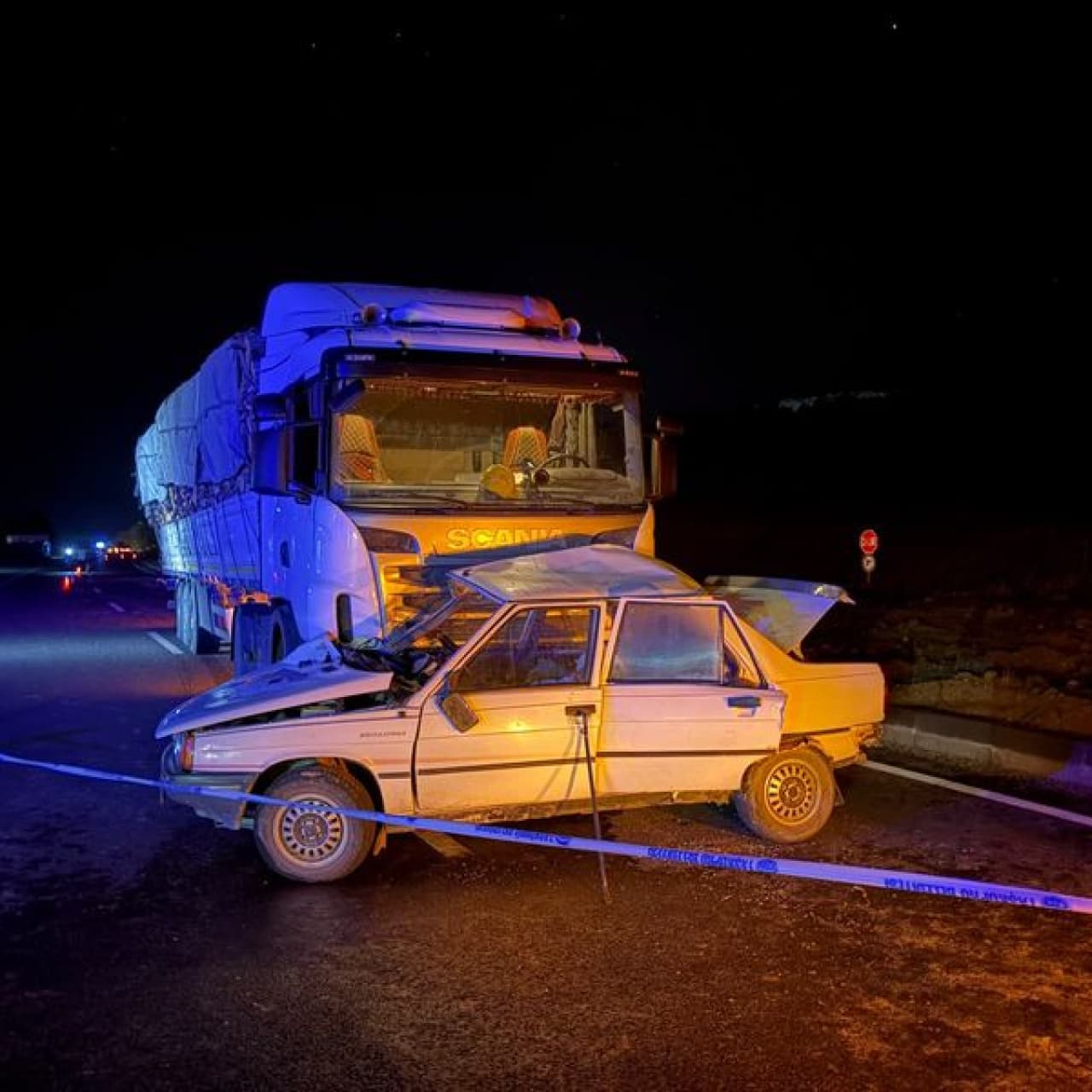 TIR ile çarpışan otomobildeki evli çift öldü