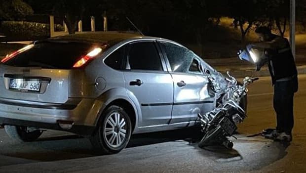 Motosiklet otomobile saplandı, 1 ölü, 1 yaralı