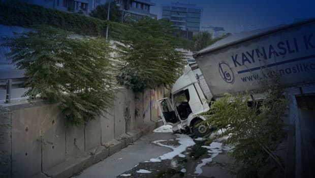 Esenler'de Tır Yol Kenarına Uçtu