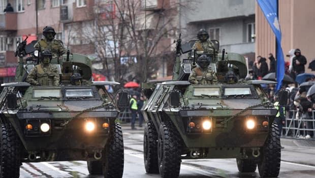 NATO'dan Kosova kararı: Arnavutlar ile Sırpların bölgelerini ayıran köprüde geri çekilme başladı