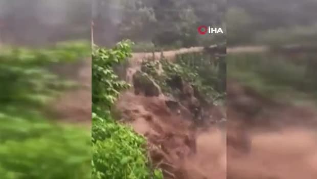 Giresun'da şiddetli yağış etkili oldu: Yollar dereye döndü, dereler taştı