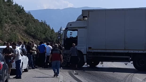 Bursa'da Kamyon Otomobile Arkadan Çarptı, 1 Ölü 2 Yaralı