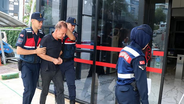 Alanya'da eşini ve kayınvalidesini bıçaklayıp canlı yayında intihara kalkışan şüpheli adliyede