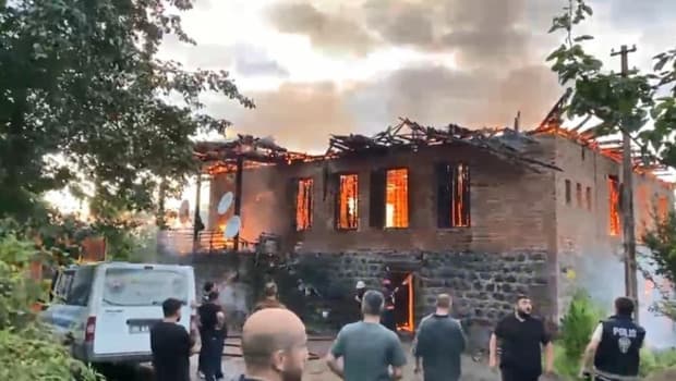 Arhavi'de 2 katlı ev yangınla küle döndü