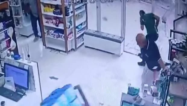 Malatya'da fırtınada eczanenin camları patladı; panik anları kamerada