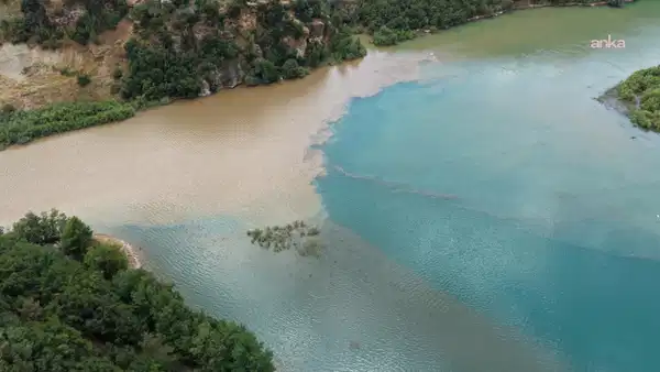 Tunceli'nin Munzur ve Pülümür Nehirleri Yağış Sonrası Renklendi
