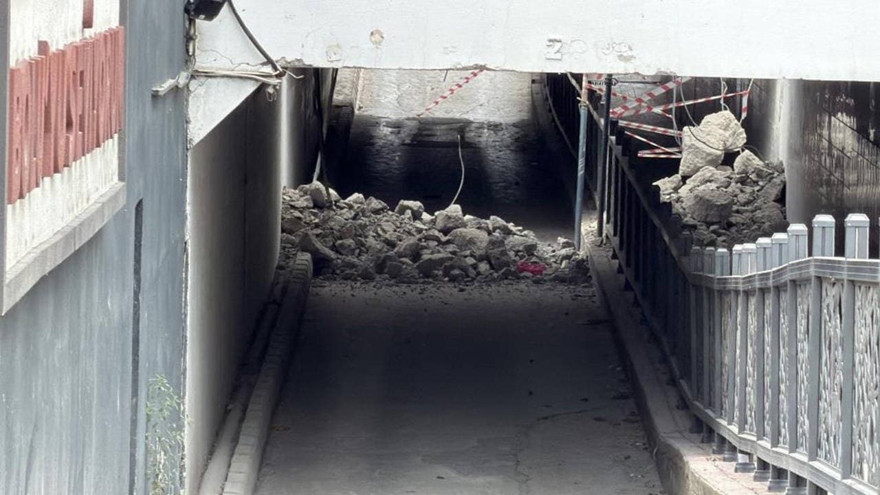 Alt geçidin tavanı çöktü: Yol ulaşıma kapandı