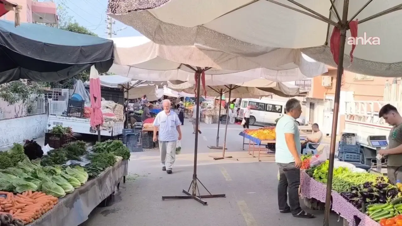 Pazarda yaz meyvesi isyanı: 'Alamıyoruz, bakıp bakıp geçiyoruz'