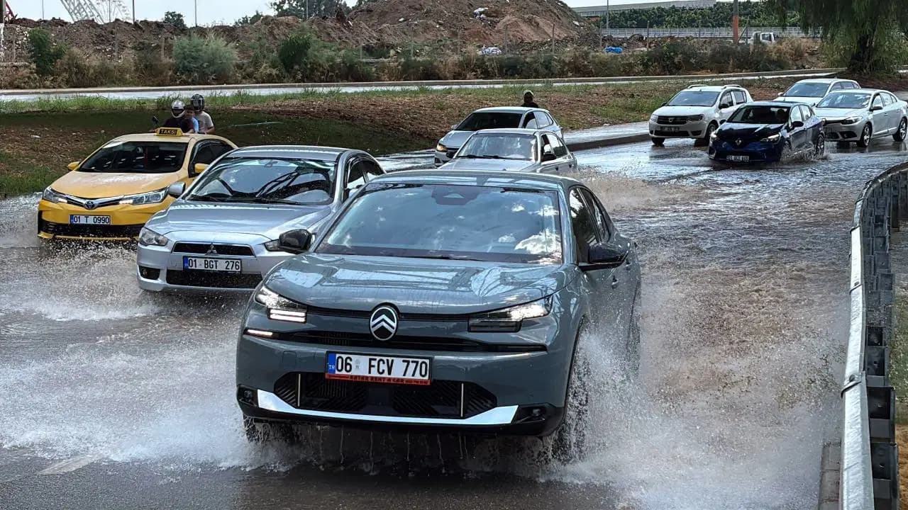 Adana'da sağanak ve rüzgar esareti: Yollar göle döndü, çatılar uçtu