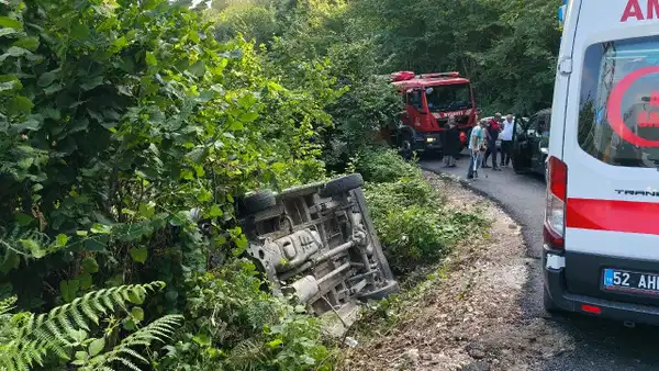Ordu'da Minibüs ve Hafif Ticari Aracın Çarpışması: 8 İşçi Yaralandı