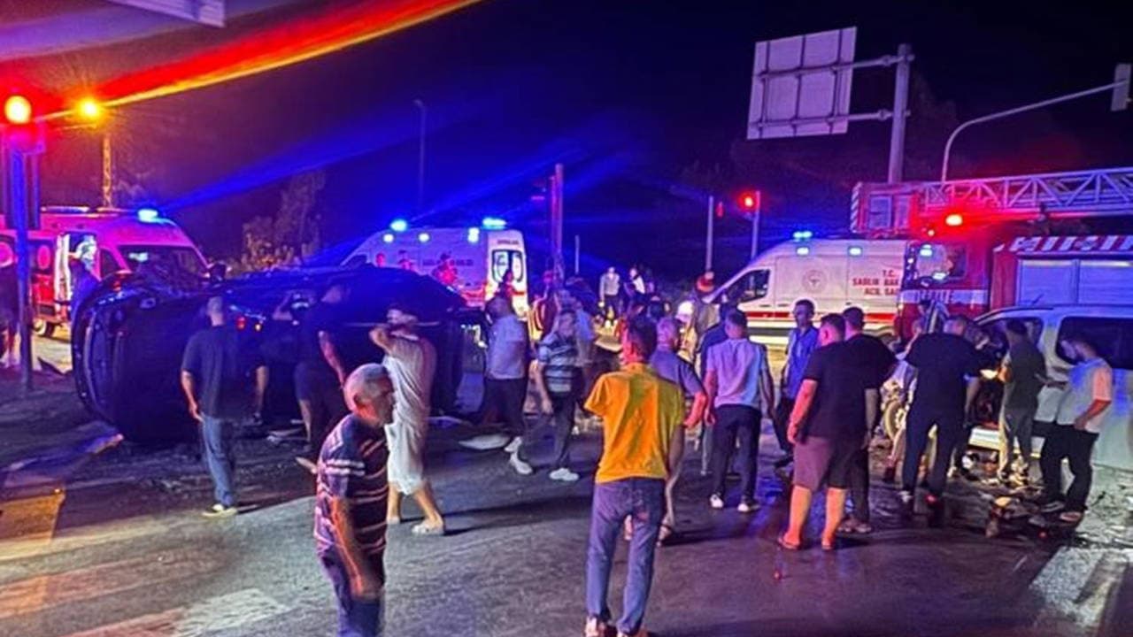 Sakarya'da feci kaza: 1'i ağır, 1'i bebek, 7 yaralı