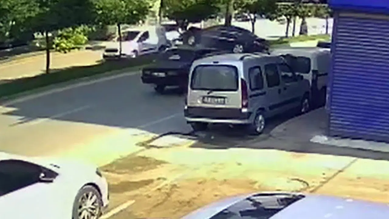 Kaza kamerada: Ağaca çarpan otomobildeki 7 kişi yaralandı