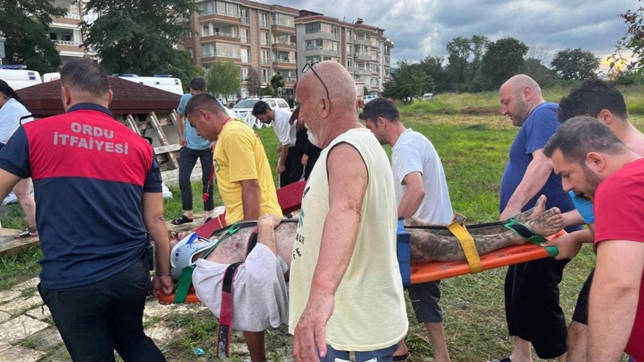 Denizde akıntıya kapılan 3 kişi kurtarıldı
