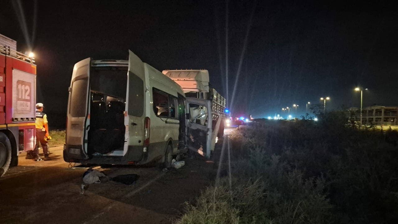 Erzin'de Servis Minibüsü ile Kamyon Çarpıştı: 1 Ölü, 14 Yaralı
