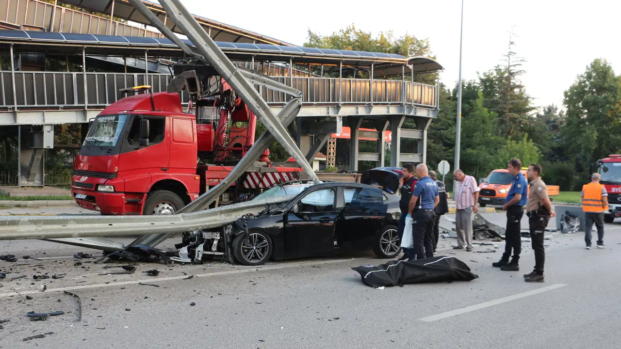 Bariyere çarpıp ikiye bölünen otomobilin sürücüsü öldü