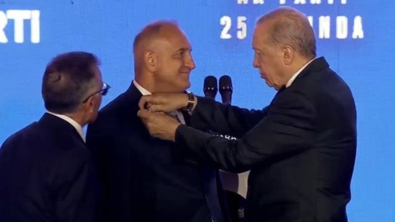Erdoğan rozetleri taktı: 3 milletvekili ve 7 belediye başkanı AKP’ye katıldı