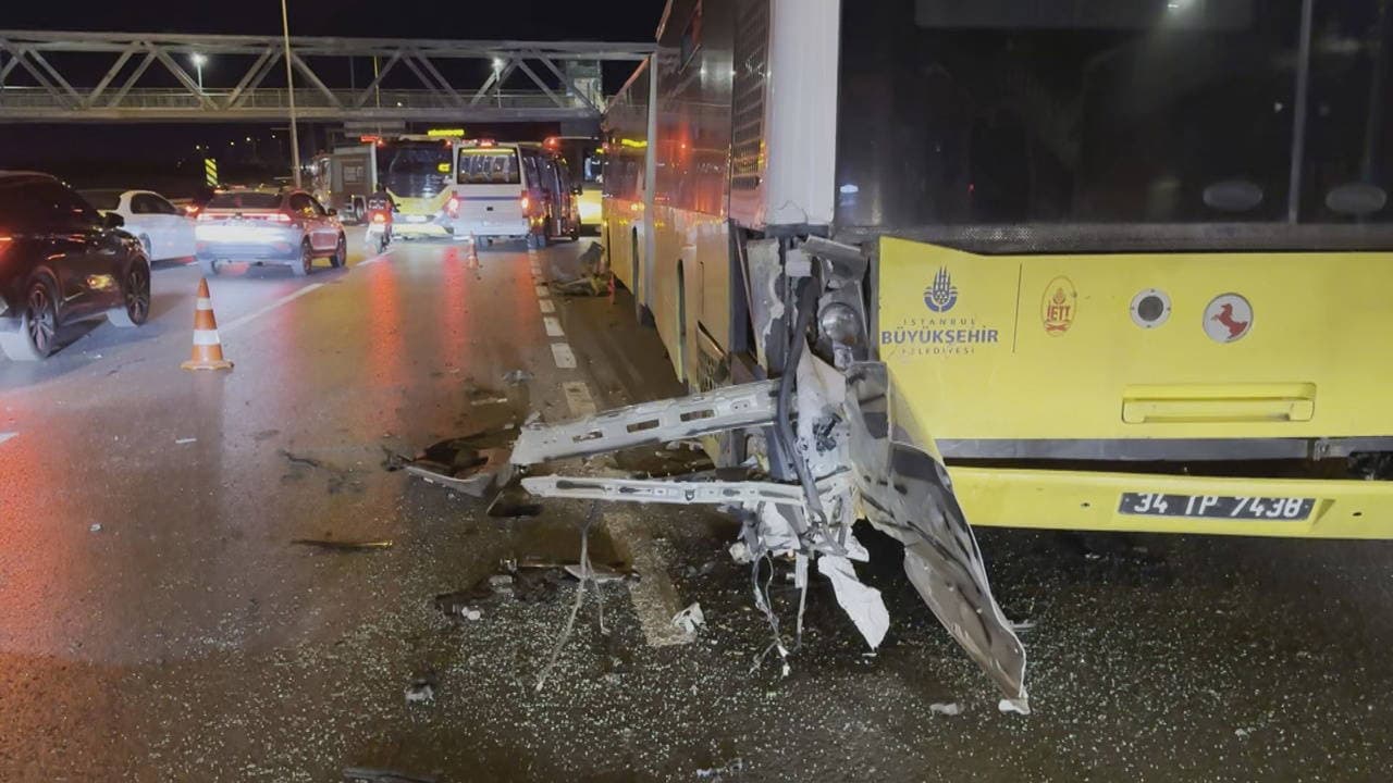 Otomobil İETT otobüsüne çarptı: 1’i ağır 3 yaralı