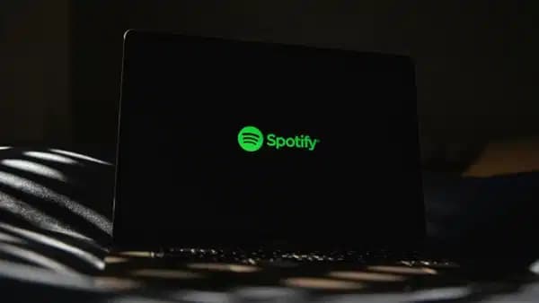 Spotify'dan çalma listelerine not ekleyebilme özelliği