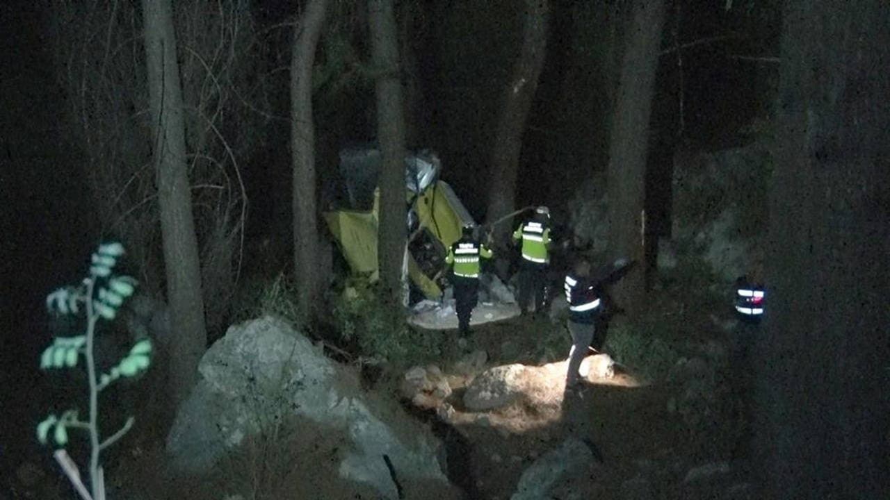 Araç 50 metrelik uçuruma yuvarlandı: 2 ölü, 4 yaralı
