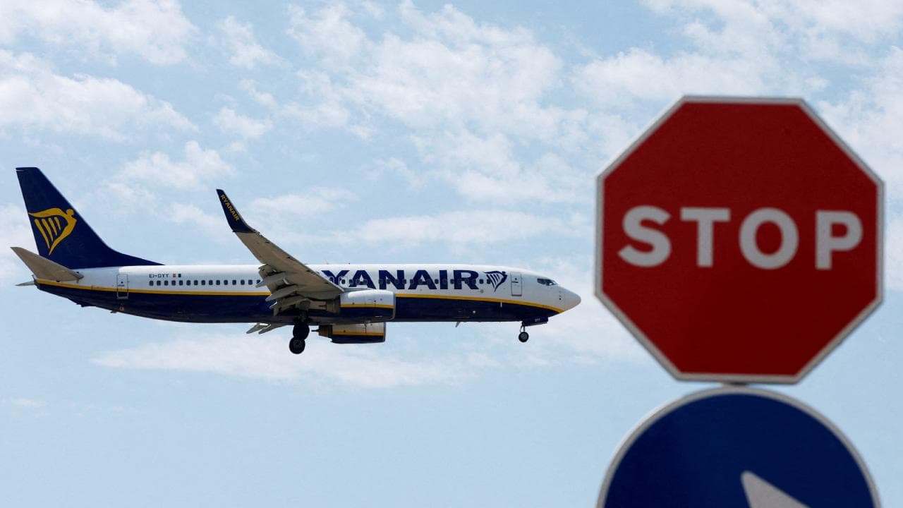 Yolcu uçağında motor pervanesi koptu