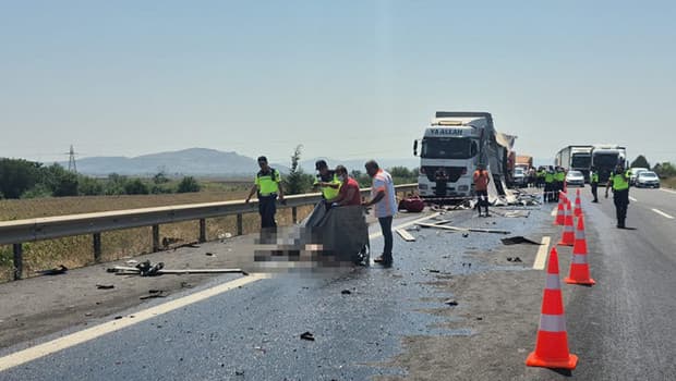 Adana'da otoyolda feci kaza: Arızalanan TIR'ını tamir etmek isterken can verdi