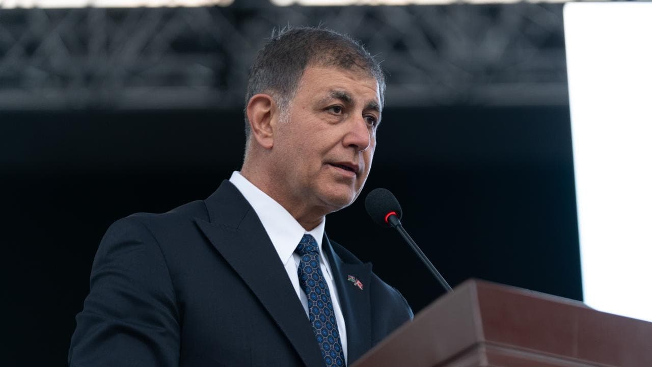 Cemil Tugay, AKP'den Çıkma İddialarına Rağmen CHP Grubuna Geri Döndü